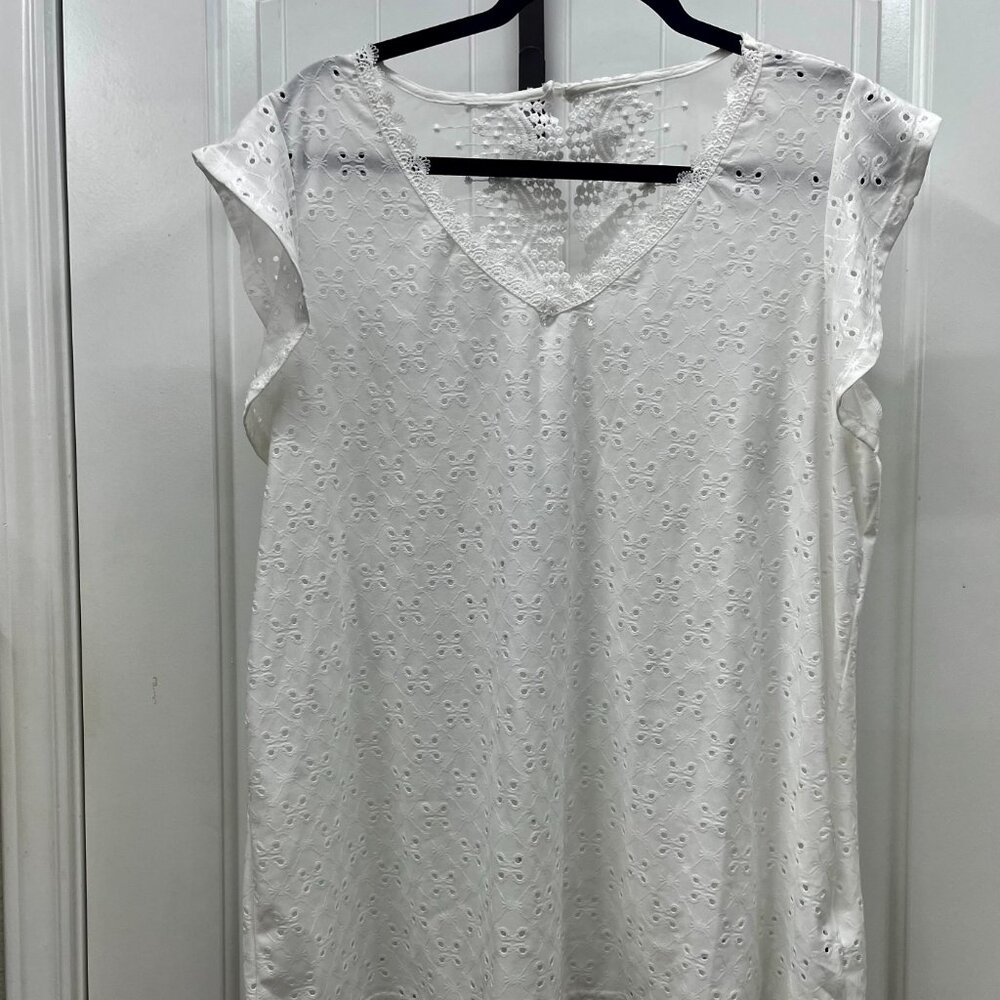 NWT! BloomChic Eyelet White Top Size 14/16 1X Short Sleeves VNeck Lace